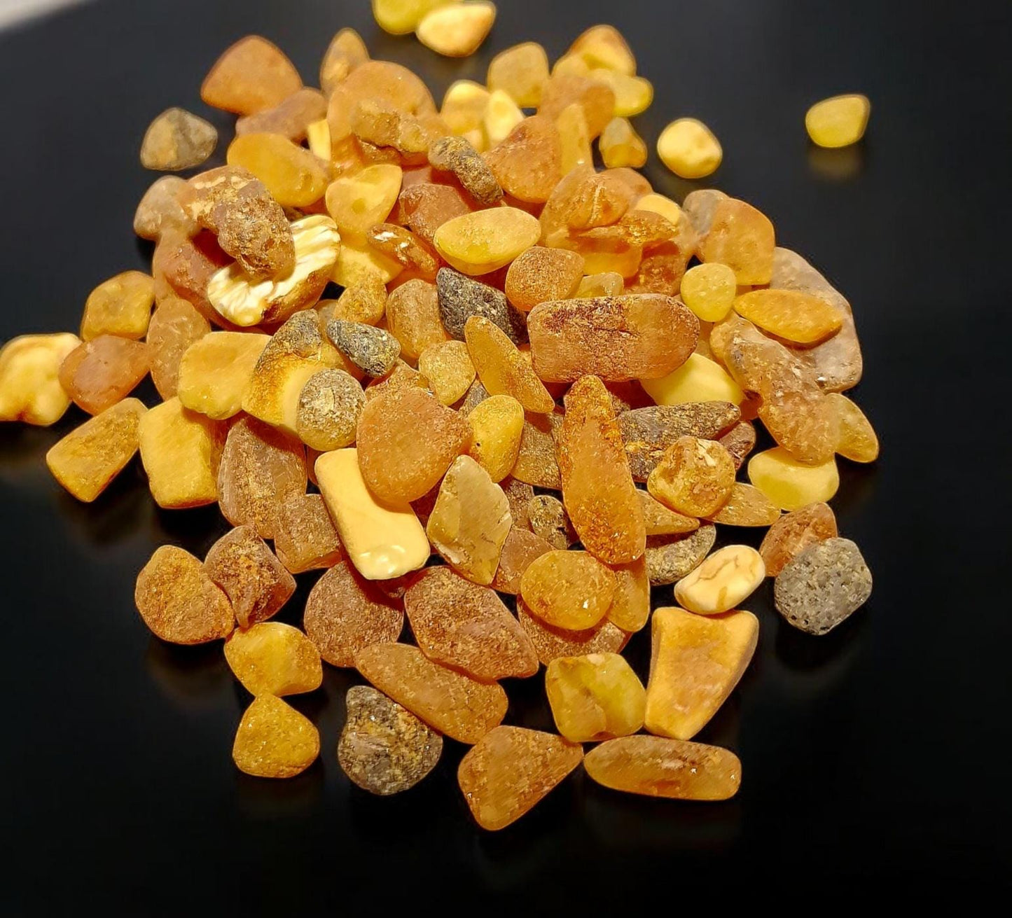 Raw Baltic Amber Beads: Mixed Color, Flat Shape (30gr, 4-7mm)